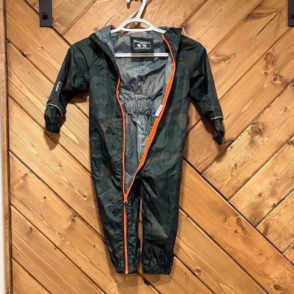 Puddle Kids Camouflage Printed Waterproof Rain Suit
Mountain Warehouse Size 2-3 - Picture 7 of 7
